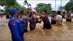 Berjibaku dengan Banjir, Penyelamatan Dramatis Polres Lobar dengan Alat Seadanya