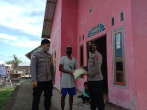 Polsek Buer Salurkan Bantuan Sembako Untuk Korban Angin Puting Beliung