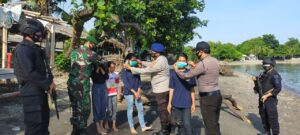 Cegah Covid-19, Personil Pos Pam dan Pos Yan Ops Lilin Rinjani 2020 Patroli Tempat Wisata