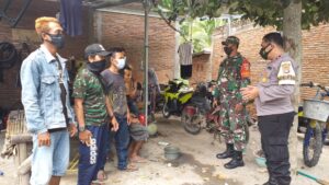 Bhabinkamtibmas Bersama Babinsa Desa Karang Dima Himbau Warga Agar Tetap Gunakan Masker