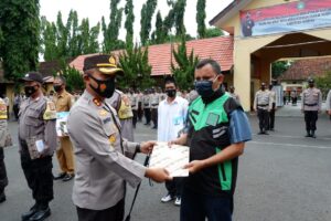 Kapolres Sumbawa Serahkan Penghargaan Kepada Ahmadi Pemenang “Ojek Of The Month” Bulan ini