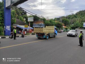 Penyaluran BST Ditengah Pandemi, Polsek Senggigi Ingatkan Protokol Kesehatan