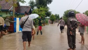 Tanggap Bencana Banjir, Personel Polsek Lape Bantu & Himbau Warga