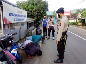Dukung Percepatan Penanganan Covid-19 di Kabupaten Lobar, Polsek Sekotong Ajak Relawan Lakukan Pemantauan Prokes