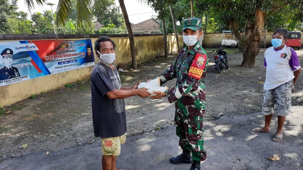 Peduli Dampak Covid-19, Pos Pam Kediri Distribusikan Bantuan Beras dan Edukasi Masyarakat Wilayah Kediri Lombok Barat