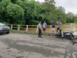 “Lakukan Patroli, Polsek Moyo Hilir Rutin Periksa Lokasi Rawan Banjir Serta Aliran Sungai”