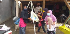 Cegah Penyebaran Covid-19, Bhabinkamtibmas Desa Luar Pantau Kegiatan Posyandu