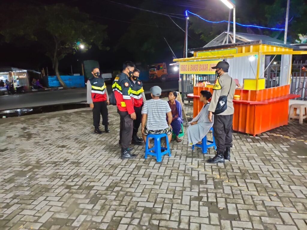 Tingkatkan Protokol Kesehatan, Polsek Labuapi Beri Himbauan Surat Edaran Bupati Lobar Pemberlakuan Jam Malam