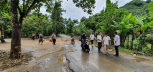 Kepolisian Bersama Masyarakat Bersihkan Pohon Tumbang yang Melintang, Sebuah Warung Kecil Mengalami Rusak Parah