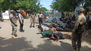 Wujudkan Kamtibmas Polres Sumbawa Bersama Sat Pol PP Patroli dan Cegah Penyebaran Covid-19