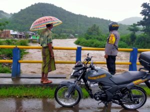 Antisipasi Banjir, Bhabinkamtibmas Polsek Moyo Hulu Cek Debit Air Kali