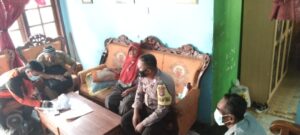 Bhabinkamtibmas Polsek Moyo Hulu Kawal Penyaluran Bantuan Sosial Tunai