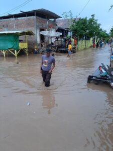 Ratusan Rumah Tergenang, Bhabinkamtibmas Himbau Warga Tetap Tenang
