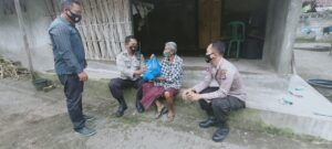 Hanya Bermodalkan Seribu Rupiah, Polsek Kediri Polres Lobar Salurkan Bantuan Sembako dalam Jumat Berkah