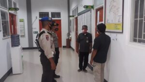 Laksanakan Kegiatan Patroli, Polsek Lembar Mengecek Keamanan Vaksin Covid-19