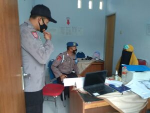 Lakukan Pengamanan, Polsubsektor Kuripan Monitor Pelaksanaan Vaksinasi ovid-19