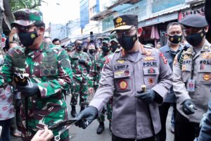 TNI-Polri Lakukan Penegakan Protokol Kesehatan di Tempat dengan Mobilitas Tinggi