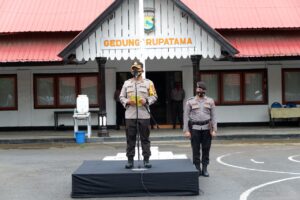 Polres Sumbawa Menggelar Upacara Bendera Bulanan