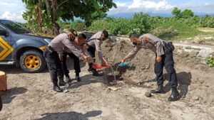 “Sat Sabhara Polres Sumbawa Musnahkan Puluhan Botol Miras Hasil Tipiring”
