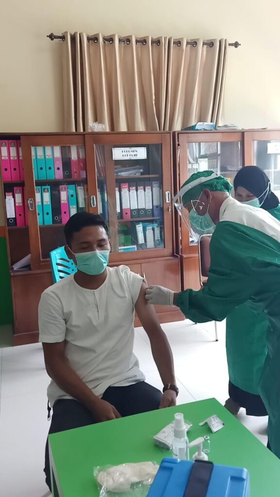 Pastikan Tempat Penyimanan Vaksin Sinovac Aman, Polsek Lembar Lakukan Pengamanan di Puskesmas Jembatan Kembar