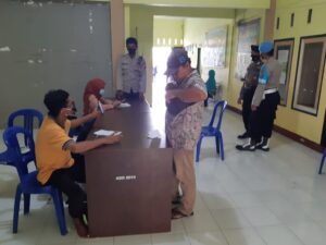 Pelanyaluran BST di Labuapi dilakukan pada Tiga Lokasi, Polsek Labuapi Prioritaskan Protokol Kesehatan dalam Melakukan Pengamanan