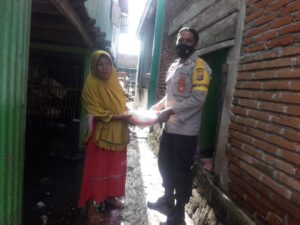 Bhabinkamtibmas Polsek Plampang Salurkan Bantuan Beras Untuk Korban Banjir