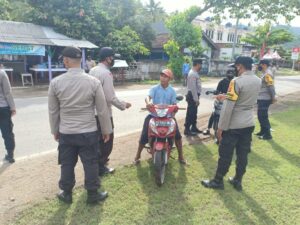 Tingkatkan Kedisiplinan Prokes, Polsek Lembar Beri Sanksi Tegas Kepada Para Pelanggar