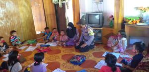 Pantau Pelaksanaan Belajar, Bhabinkamtibmas Berikan Semangat Para Murid