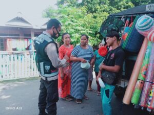 Gunakan Cara Humanis, Bhabinkamtibmas Desa Lopok Beru Himbau Warga Pakai Masker
