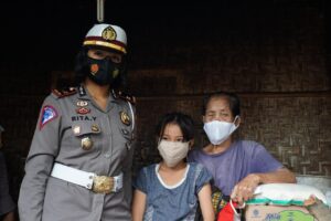 Turun Langsung Membantu Warga Terdampak Banjir, Sat Lantas Polres Lobar Salurkan Bantuan Sembako