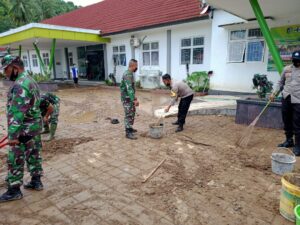 Kondisi Banjir di Eyat Mayang Lembar Mulai Membaik, Petugas Gabungan TNI-Polri dan Instansi Terkait Fokus Lakukan Pembersihan