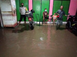 Banjir Menerjang 2 Dusun, Personel Polsek Moyo Hilir Bantu & Himbau Warga
