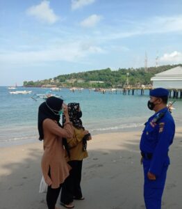 Pantau Situasi Akibat Cuaca Buruk, Sat Polairud Polres Lobar Juga Lakukan Pengawasan Protokol Kesehatan