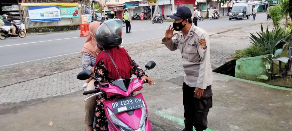 Ditengah Cuaca Buruk, Polsek Senggigi Tetap Tekankan Disiplin Penerapan Protokol Kesehatan