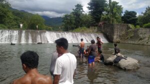Polsek Alas Bersama Warga  Evakuasi Dua Korban Tenggelam di Bendungan Marente