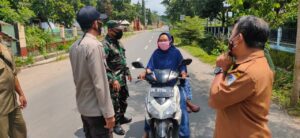 Harapkan Masyarakat Tingkatkan Disiplin Prokes, Polsubsektor Kuripan Bersama TNI Gelar Operasi Non Yustisi