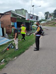 Cegah DBD, Bhabinkamtibmas Desa Labuhan Badas Dampingi Kegiatan Fogging
