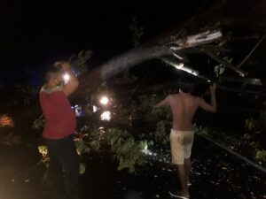 Sigap, Personel Polsek Alas Barat Bantu Evakuasi Pohon Tumbang