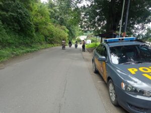 Antisipasi Pohon Tumbang, Ini Yang Dilakukan Polsubsektor Kota Sumbawa