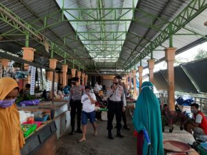 Tak Kenal Jenuh, Personel Polres Sumbawa Masuk Pasar Ajak Masyarakat Pakai Masker