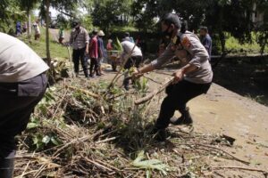 Banjir di Desa Kabol Loteng Surut, Menyisakan Material Kayu, TNI-Polri Lakukan Pembersihan