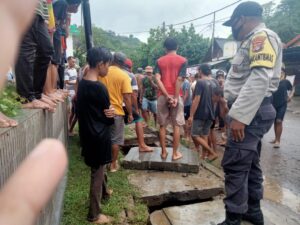 Terpeleset Saat Mandi Hujan Bocah 3 Tahun Tewas Terseret Arus Drainase