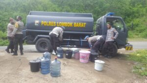 Bantu Kesulitan Warga Terdampak Banjir, Polres Lobar Salurkan bantuan Air Bersih di Sekotong