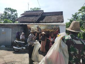 Luar Biasa, Kelurahan Gerantung Polsek Praya Tengah Polres Lombok Tengah Rela Jadi Pemulung Demi Lingkungan
