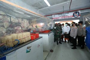 Cek Penegakan Prokes, Panglima TNI Dan Kapolri Kelilingi Dua Pasar di Bali