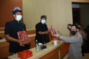 Bersinergi Dalam Program Baca Keliling, Pecalang di Bali Mendapat Penghargaan Kapolri