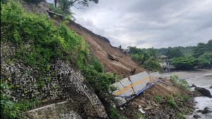 Amblas, Pengendara Diminta Berhati-hati Melewati Jalan di Senggigi