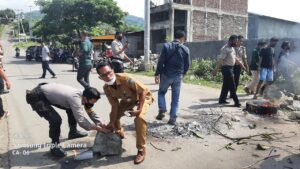 Pemuda Kampung Sarae Blokir Jalan, Polsek Asakota Turun Tangan Mediasi Masyarakat Kedua Kampung