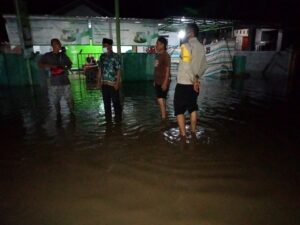 Banjir Menerjang 2 Dusun, Personel Polsek Moyo Hilir Bantu & Himbau Warga