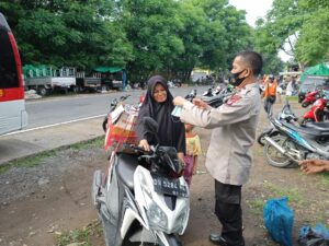Sat Binmas Polres Lotara Edukasi Masyarakat Hidup Sehat Melalui Penerapan Protokol Kesehatan